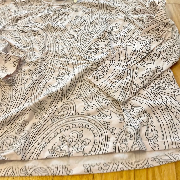 Liz Claiborne Petite White Geometric Design Tee - Picture 3 of 11